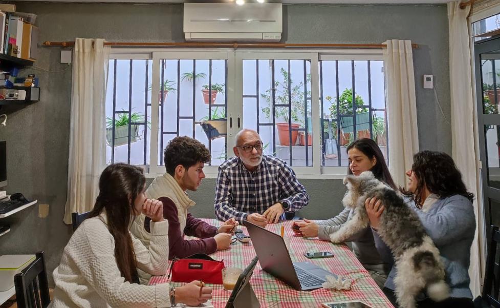 «Tiramos de manta y chaqueta para gastar menos luz»