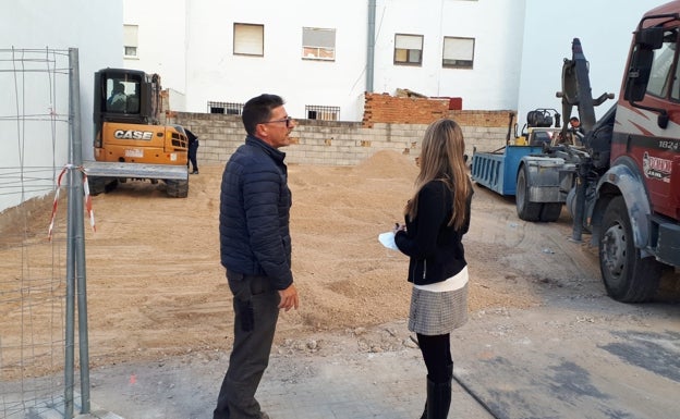 Oliva crea un aparcamiento en Francisco Llorca para aliviar la falta de estacionamiento