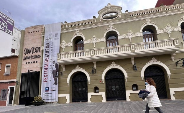 El Gran Teatro de Paterna se convierte en punto de recogida de mantas para Ucrania