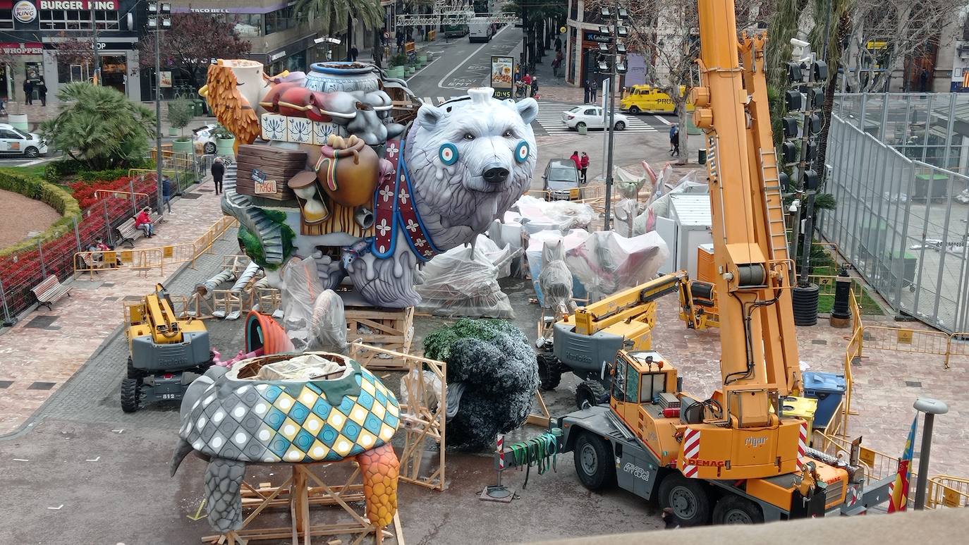 Avanza la plantà de la falla de la Plaza del Ayuntamiento