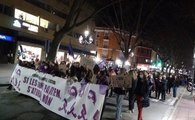 Miles de mujeres y hombres se manifiestan el 8M en Xàtiva