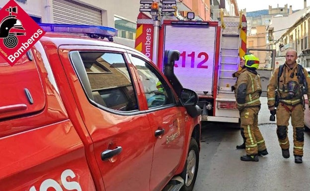 Una mujer resulta herida por inhalación de humo en el incendio de una vivienda en Elda