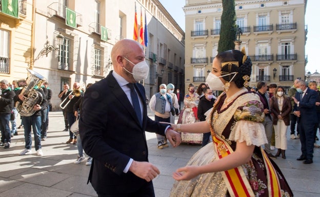 Carmen Martín y su Corte de Honor visitan la Diputación de Valencia