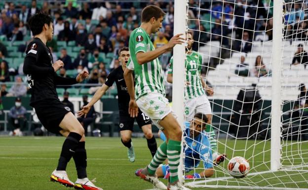 El Betis pierde en la ruleta rusa ante el Eintracht