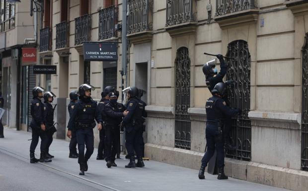 La Policía desaloja un edificio ocupado por una plataforma antisistema en el centro de Valencia