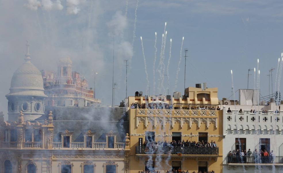 Así se dispara una mascletà a los 18 años
