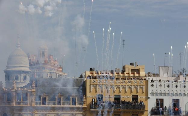 Así se dispara una mascletà a los 18 años