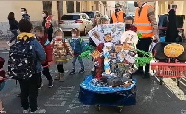 Una falla de la escola matinera de Albalat rinde homenaje a los niños de La Palma