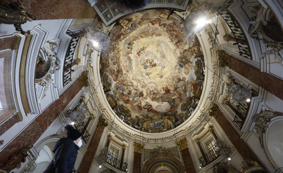 La Basílica de la Virgen de Valencia recupera la iluminación de Palomino
