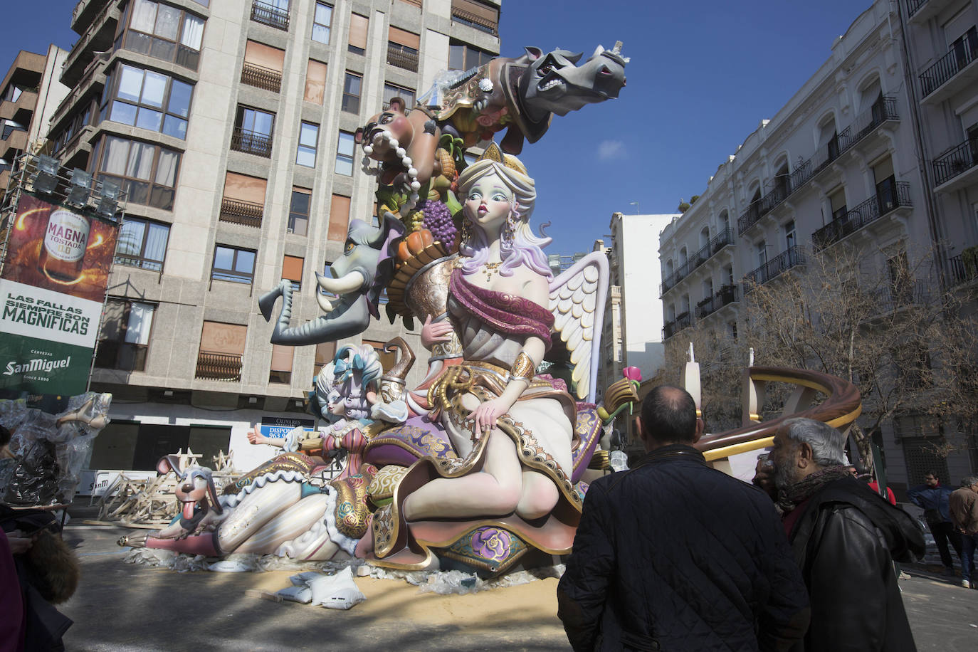 Las fallas van tomando las calles de Valencia