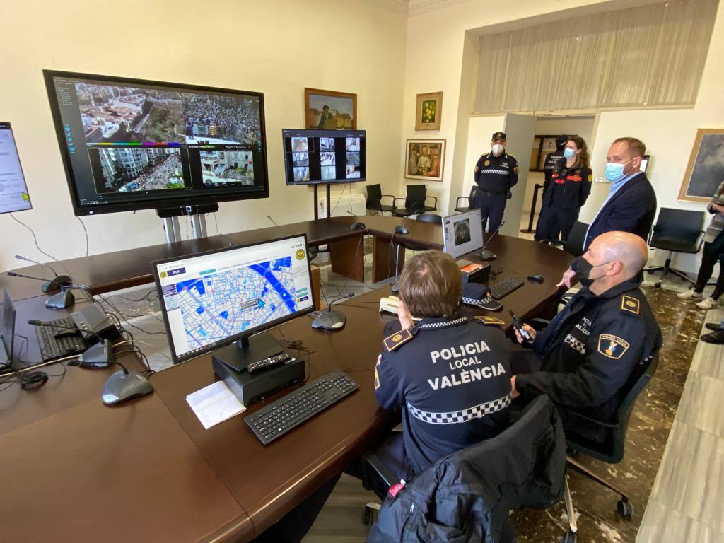 Los ojos que vigilan la mascletà: cámaras, drones y hasta un helicóptero