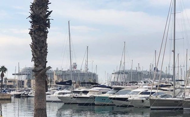 Dos cruceros en el puerto de Alicante por primera vez en los últimos cinco meses