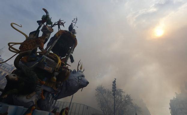 Mascletà del domingo 13 de marzo: El martillazo de Alpujarreña ensordece la plaza del Ayuntamiento de Valencia