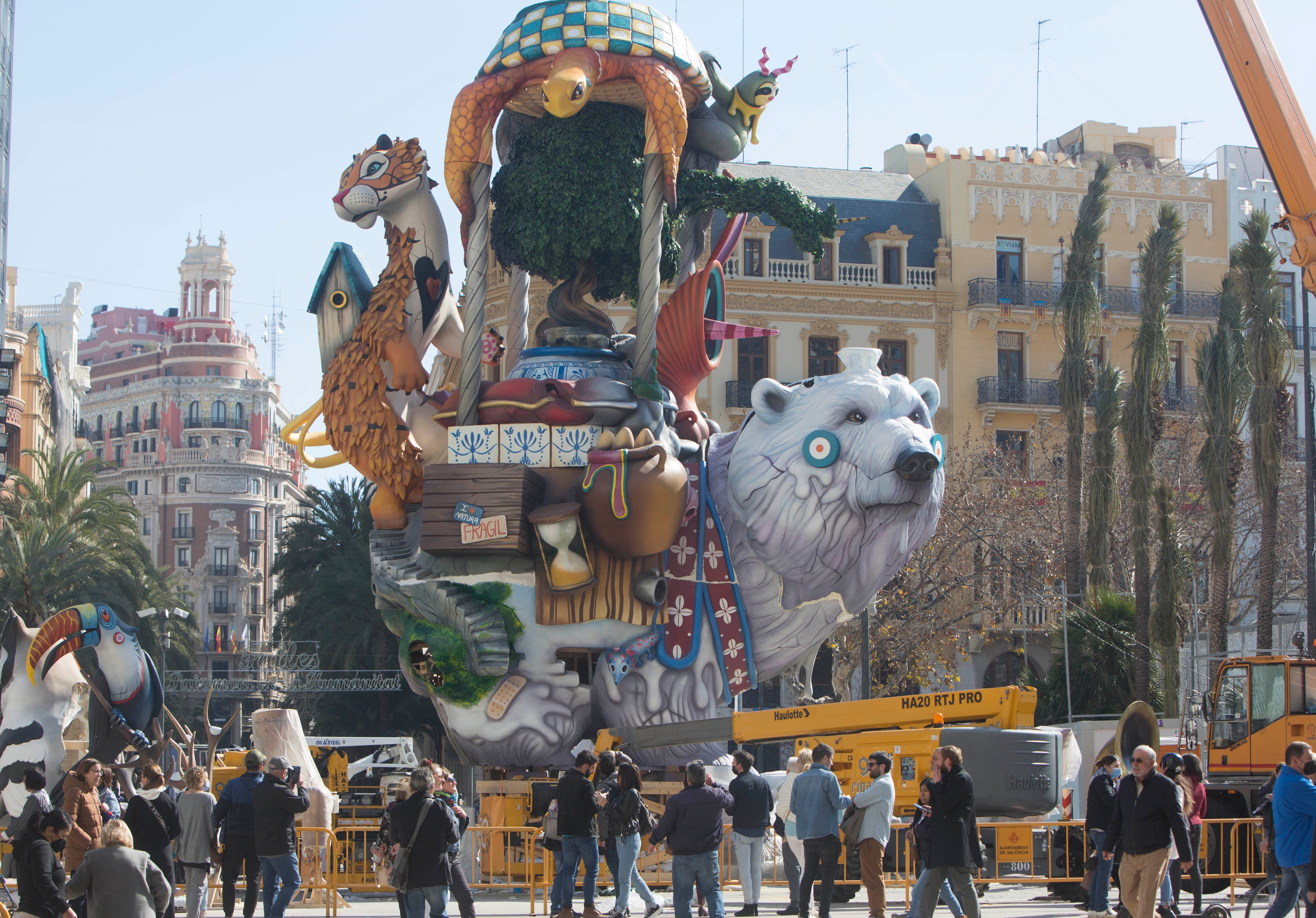 Las Fallas desafían a la lluvia