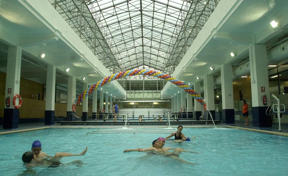El Ayuntamiento sacará a concurso de urgencia las piscinas de Abastos y Ayora tras su cierre
