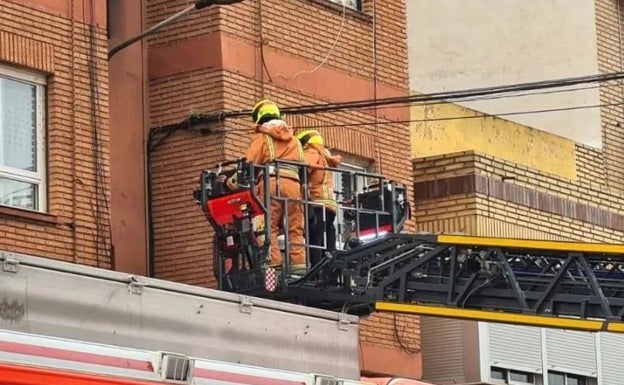 Los bomberos rescatan a una joven y su bebé por la ventana de su vivienda en llamas en Albal