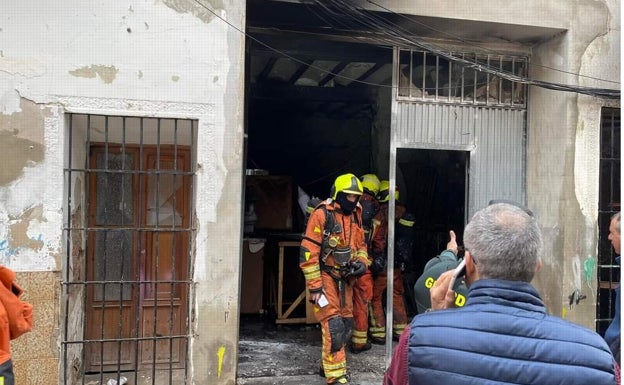 Un incendio calcina ninots de dos fallas de Alberic a un día de la plantà