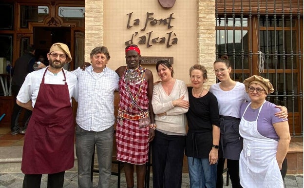 Un guerrero masái disfruta de los paisajes y la cocina de la Vall d'Alcalà