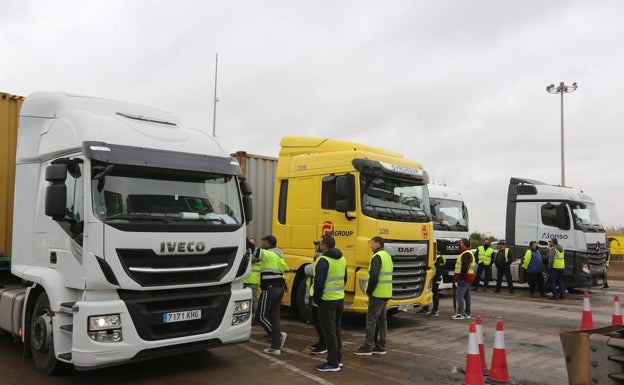 El paro de los transportistas provoca retenciones en el acceso al puerto de Valencia