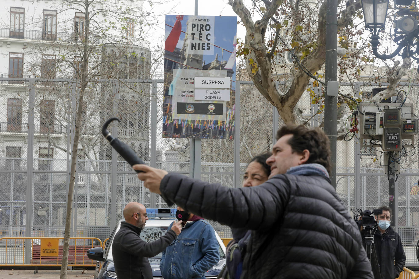El viento pone en riesgo la mascletà revolucionaria de Ricardo Caballer