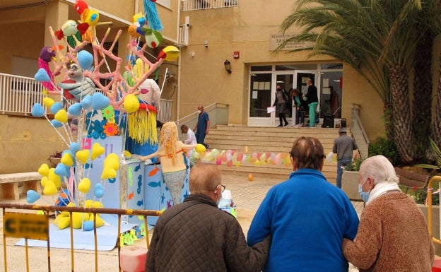 La residencia de ancianos de Dénia rinde homenaje a Ucrania en su falla