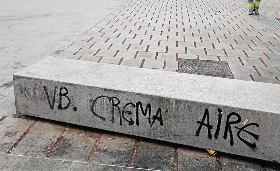 «Nos amenazaron con cuchillos por recriminarles que orinaban en la puerta»