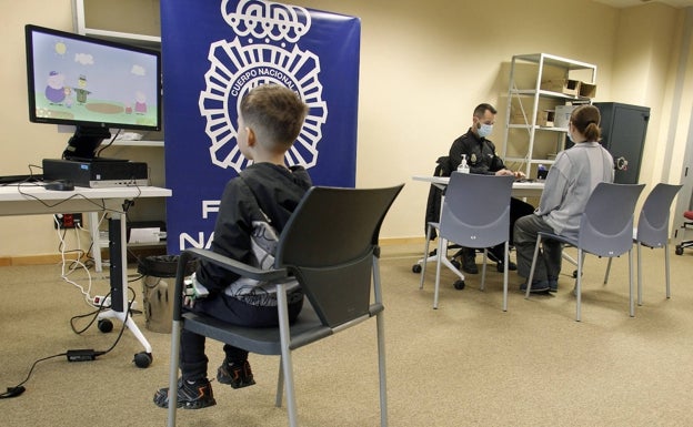 La Policía atiende a cientos de refugiados en la Comisaría de la Ciudad de la Luz para regularizar su estancia