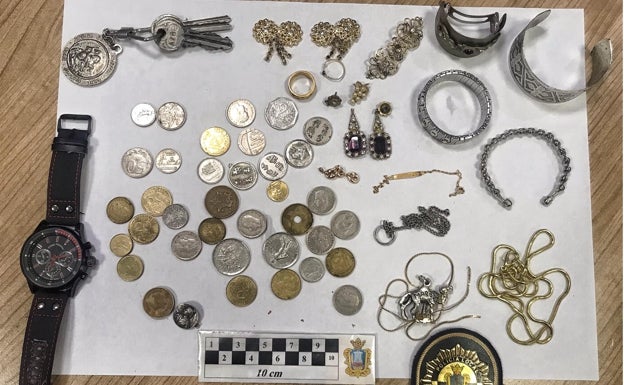 La policía investiga a un joven en Cocentaina por llevar joyas cuya procedencia no pudo demostrar