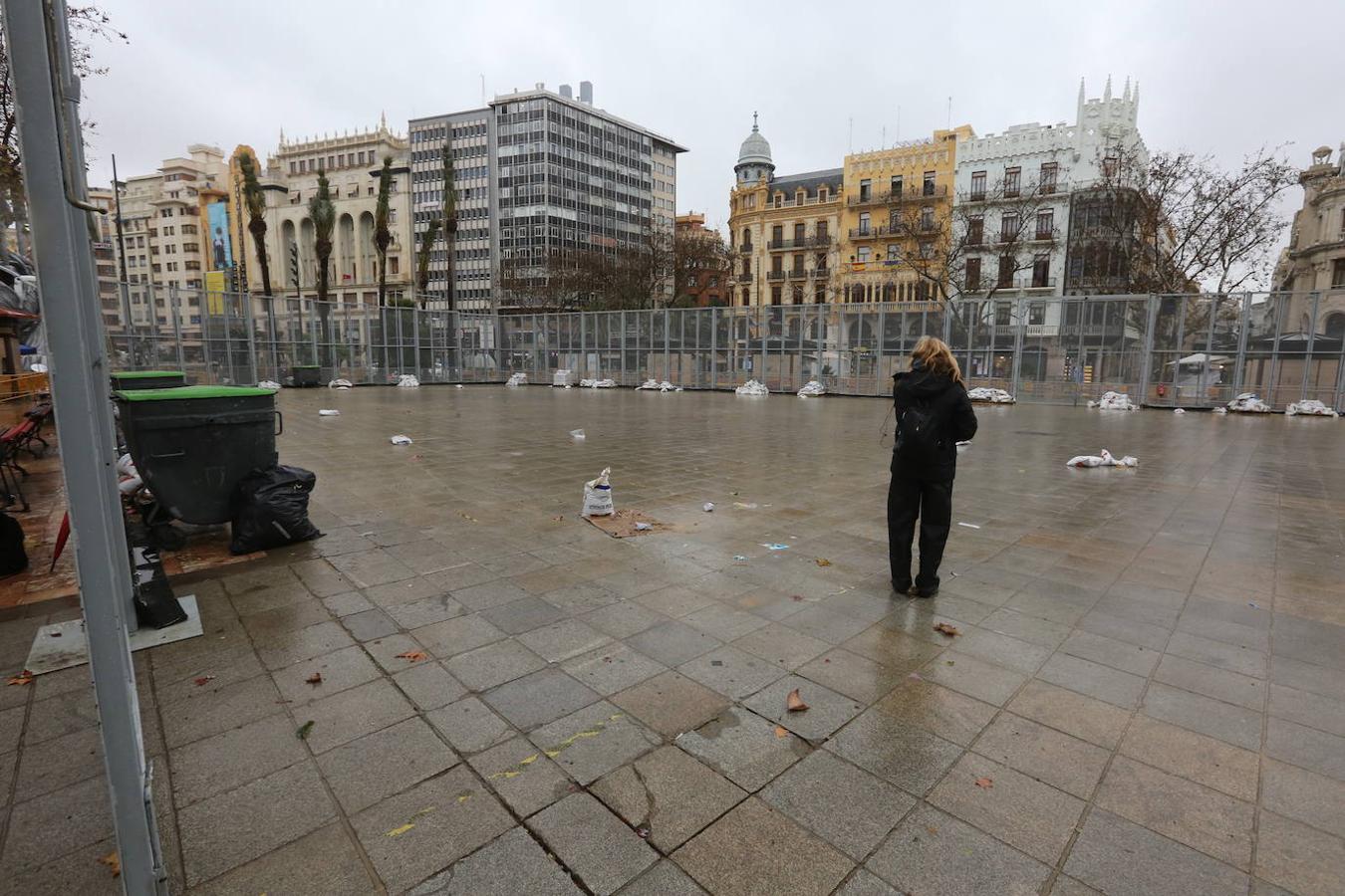 La lluvia complica la celebración de las fallas