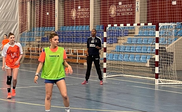 Una portera internacional en busca del ascenso del Grupo USA Handbol Mislata