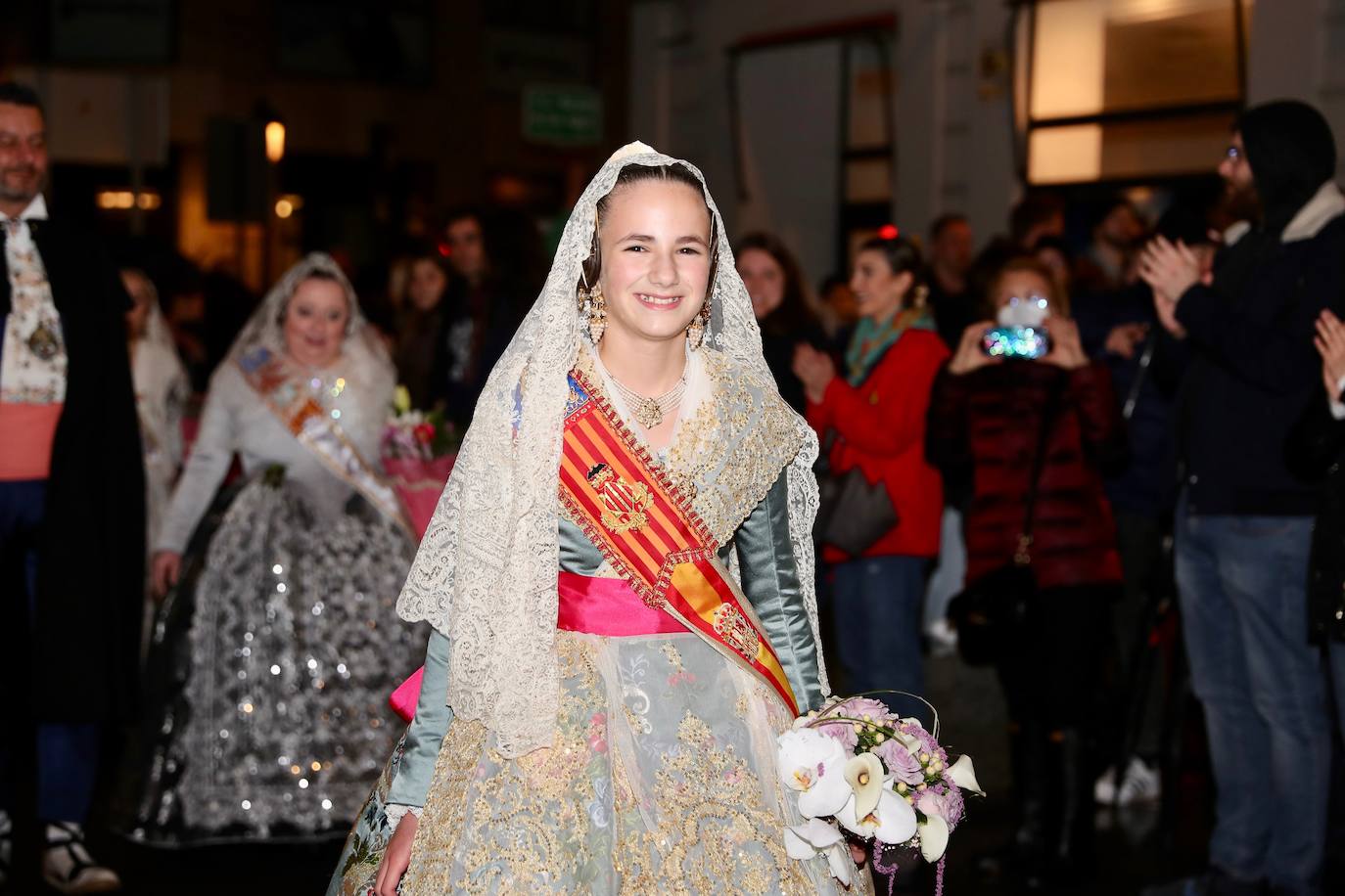 La fallera mayor infantil pasa ante la imagen de la Virgen