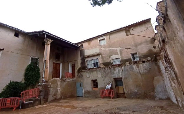 El patio del Palau dels Comtes de Ròtova recupera la imagen de principios del XX