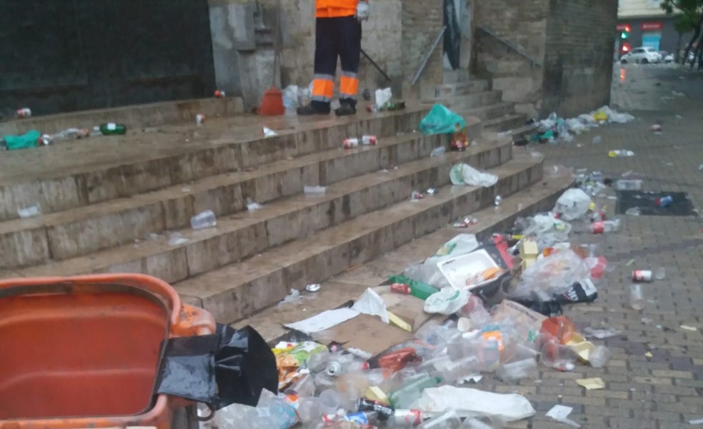San Valero amanece rodeada de basura... otro año más