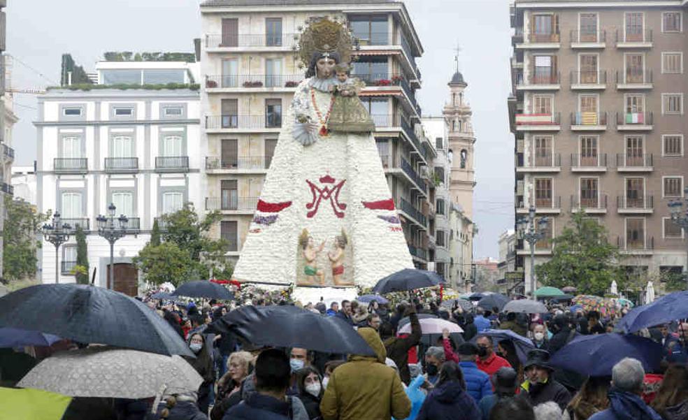 La devoción por la Virgen vence al mal tiempo