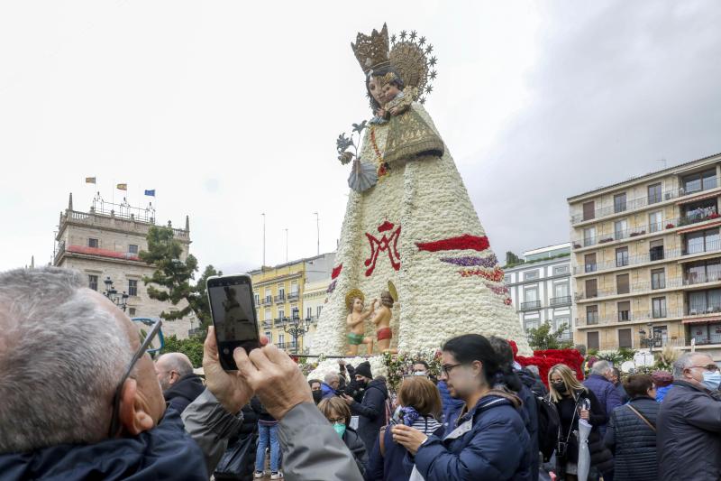 Aglomeraciones para ver el manto de la Virgen