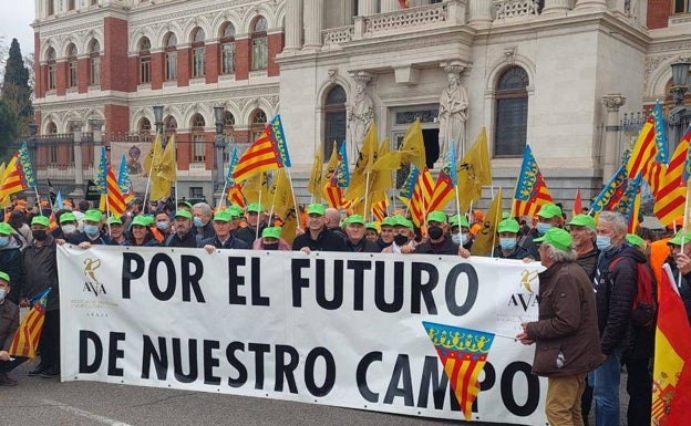 Más de 10.000 agricultores y ganaderos valencianos se unen a la manifestación "histórica" del sector