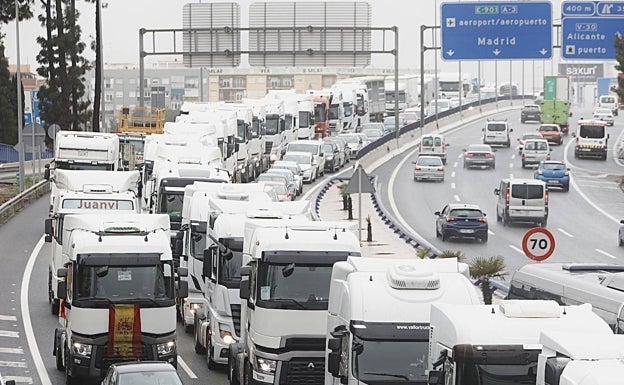 La CEV y los sindicatos piden el cese de las coacciones a los transportistas que quieren trabajar