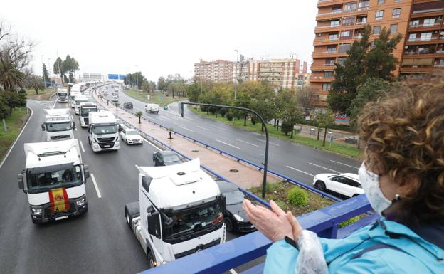 Los transportistas colapsan con una marcha lenta la entrada a Valencia para demostrar que «no son una minoría»