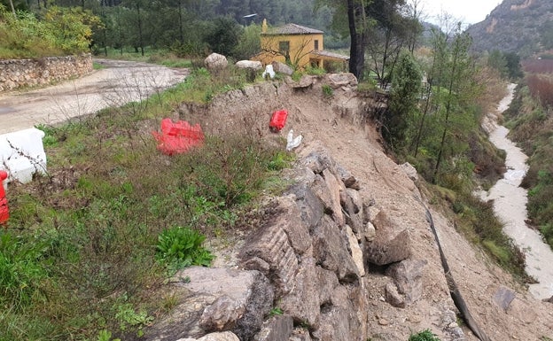 Las lluvias provoca el desplome de una casa en el barrio medieval de Bocairent y daños en una escollera de El Bosquet en Moixent