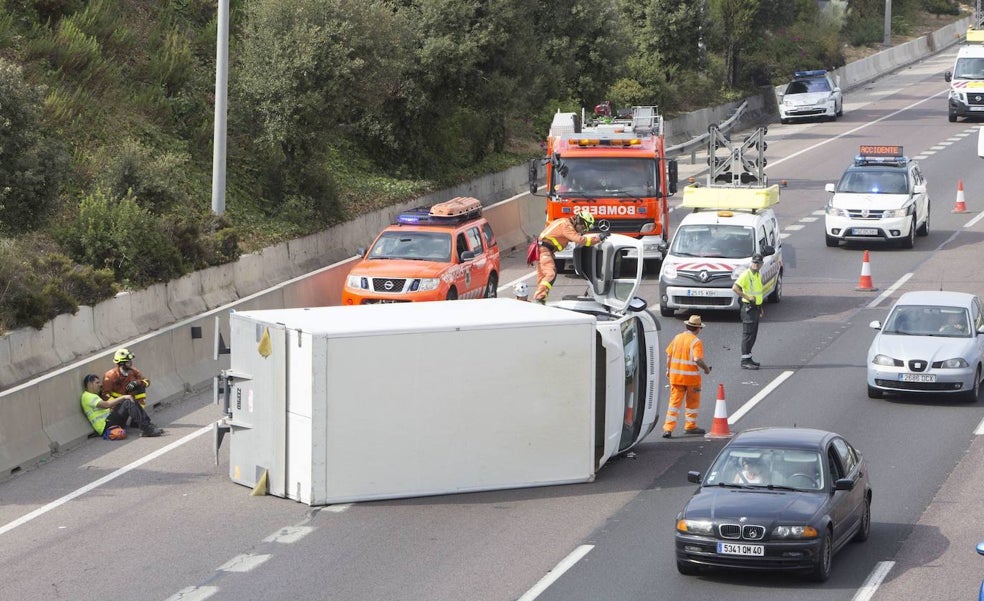El fin del margen de hasta 20 km/h para adelantar en carreteras convencionales divide a los usuarios