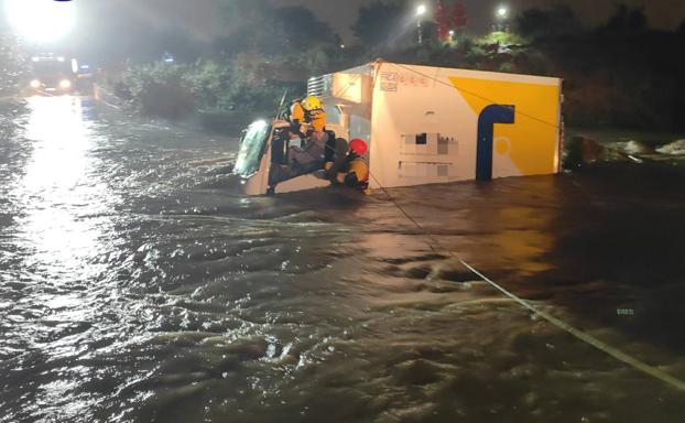 El temporal desborda ríos, corta carreteras, suspende trenes y deja a niños sin clase