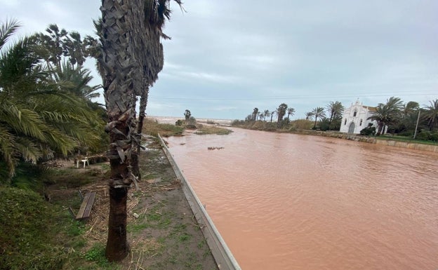 Evacúan a 15 personas tras desbordarse el barranco de Carraixet en Alboraya