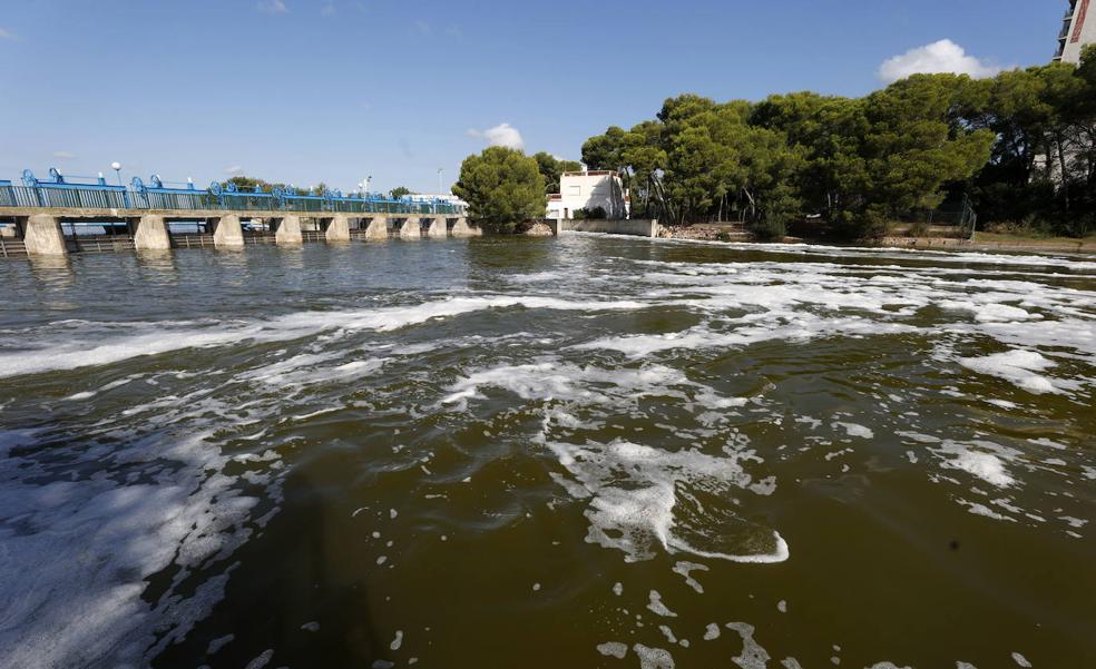 Turbinas en marcha para bajar el nivel de la Albufera