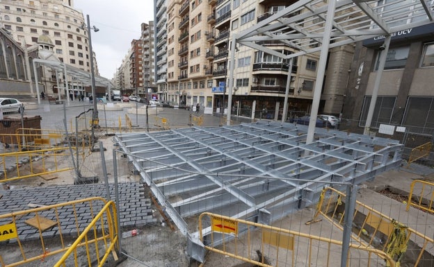 Un graderío metálico se suma a la pérgola en los aledaños del Mercado Central