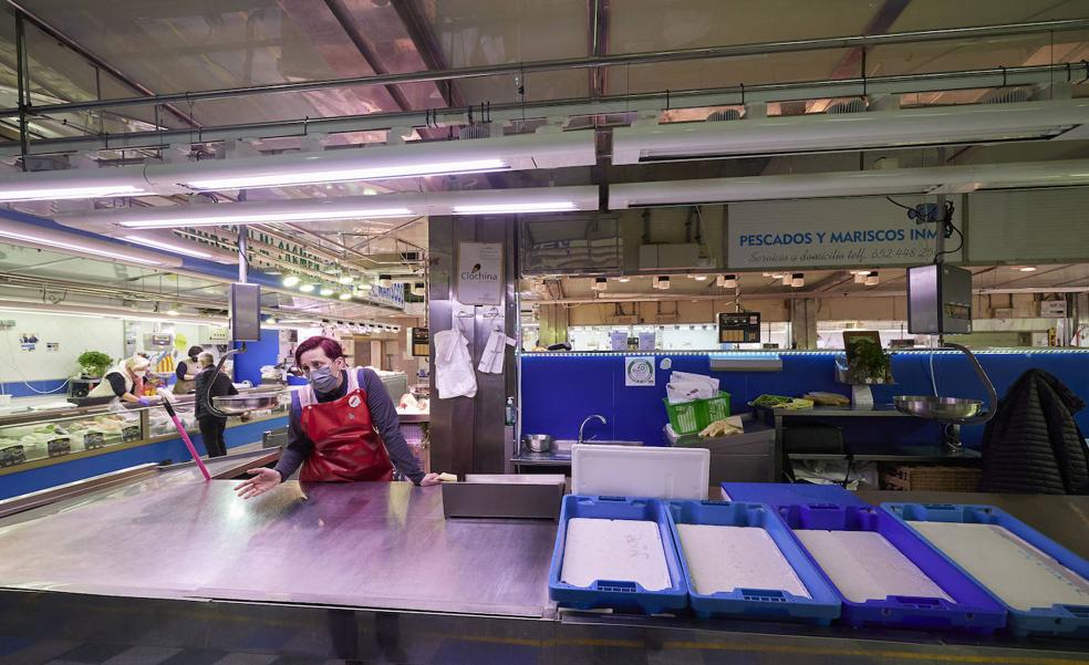 «Tengo la mitad de la pescadería vacía porque no llega género»