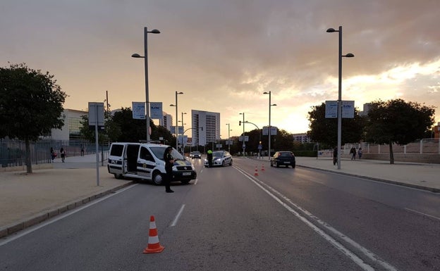 La policía de Torrent detiene a un ladrón mientras robaba el catalizador de un coche