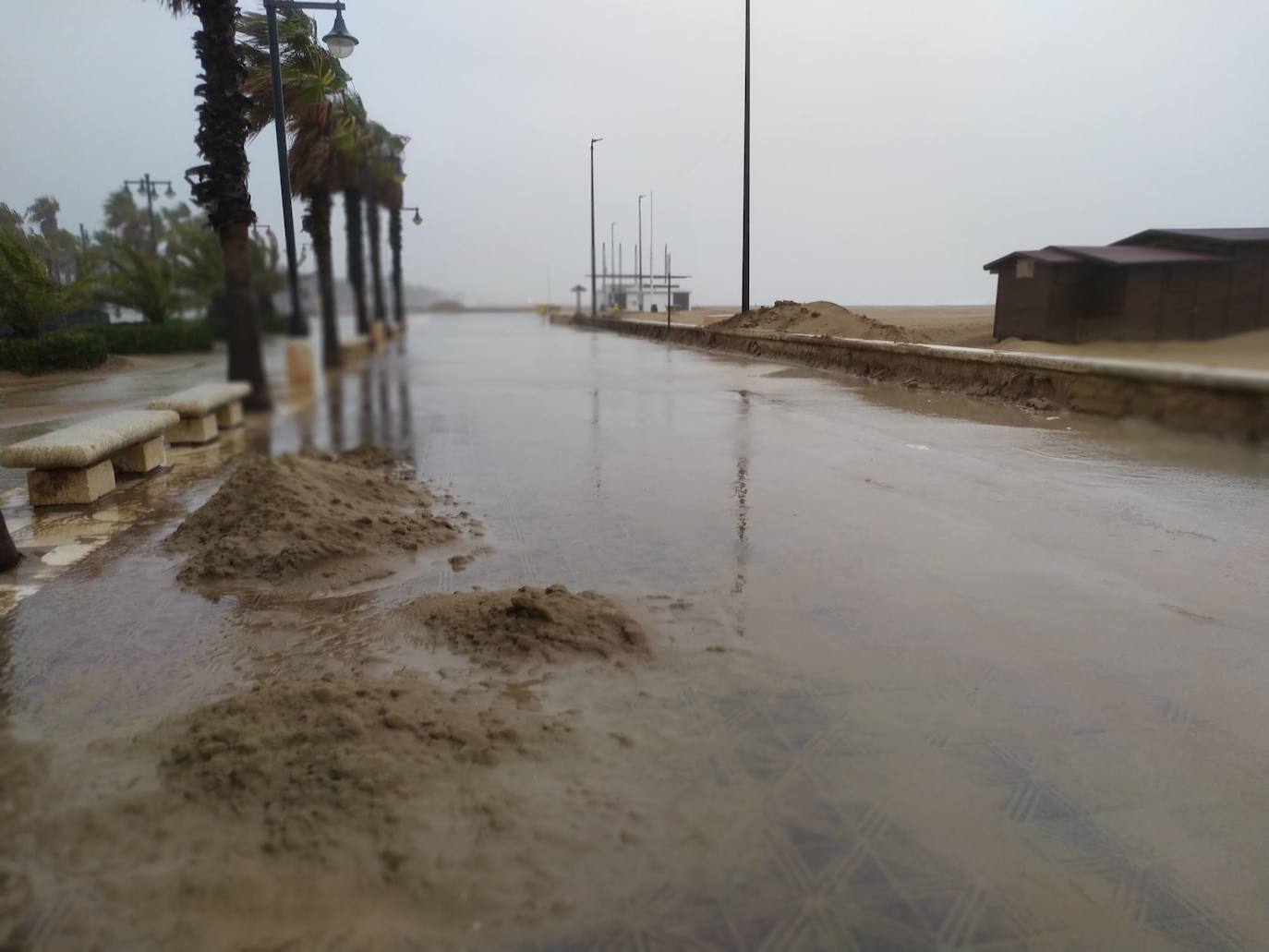 El paseo marítimo de la Malvarrosa, inundado por la lluvia