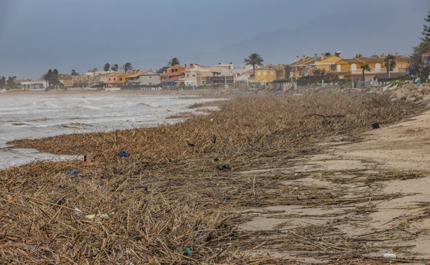 Cullera amenaza con recurrir ante la justicia por la suciedad de las playas tras el temporal