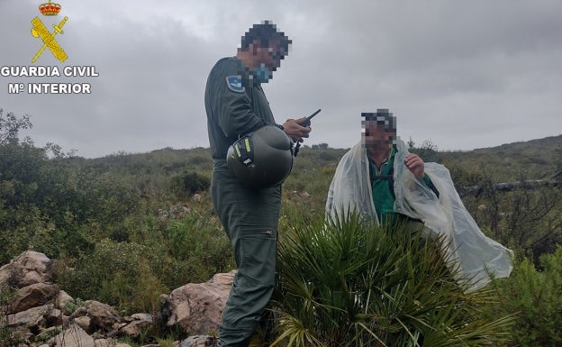 La Guardia Civil localiza a un pastor que llevaba más de 24 horas incomunicado en el monte en Catadau