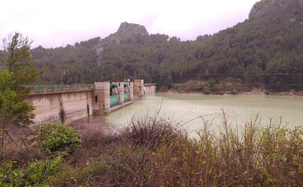 Altea alerta de la crecida del río Algar ante el inminente desembalse del pantano de Guadalest